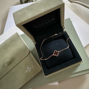 Van Cleef & Arpels Sweet Alhambra bracelet 18k Rose gold Carnelian.